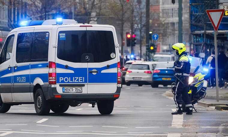 В Германии неизвестный с ножом зарезал трех человек на городском празднике