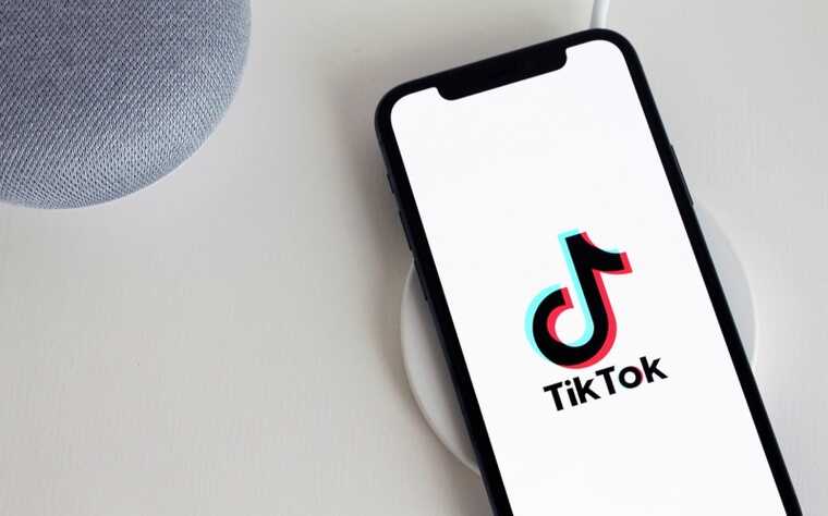 TikTok уволит сотни сотрудников по всему миру, усиливая использование ИИ для модерации контента